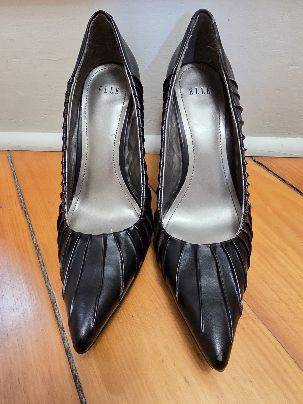ELLE Black Pointed-Toe Pleated Leather Pumps